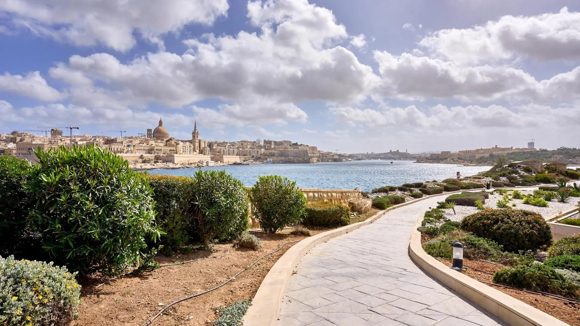 Stylish Apartment In Tigne Point Sliema
