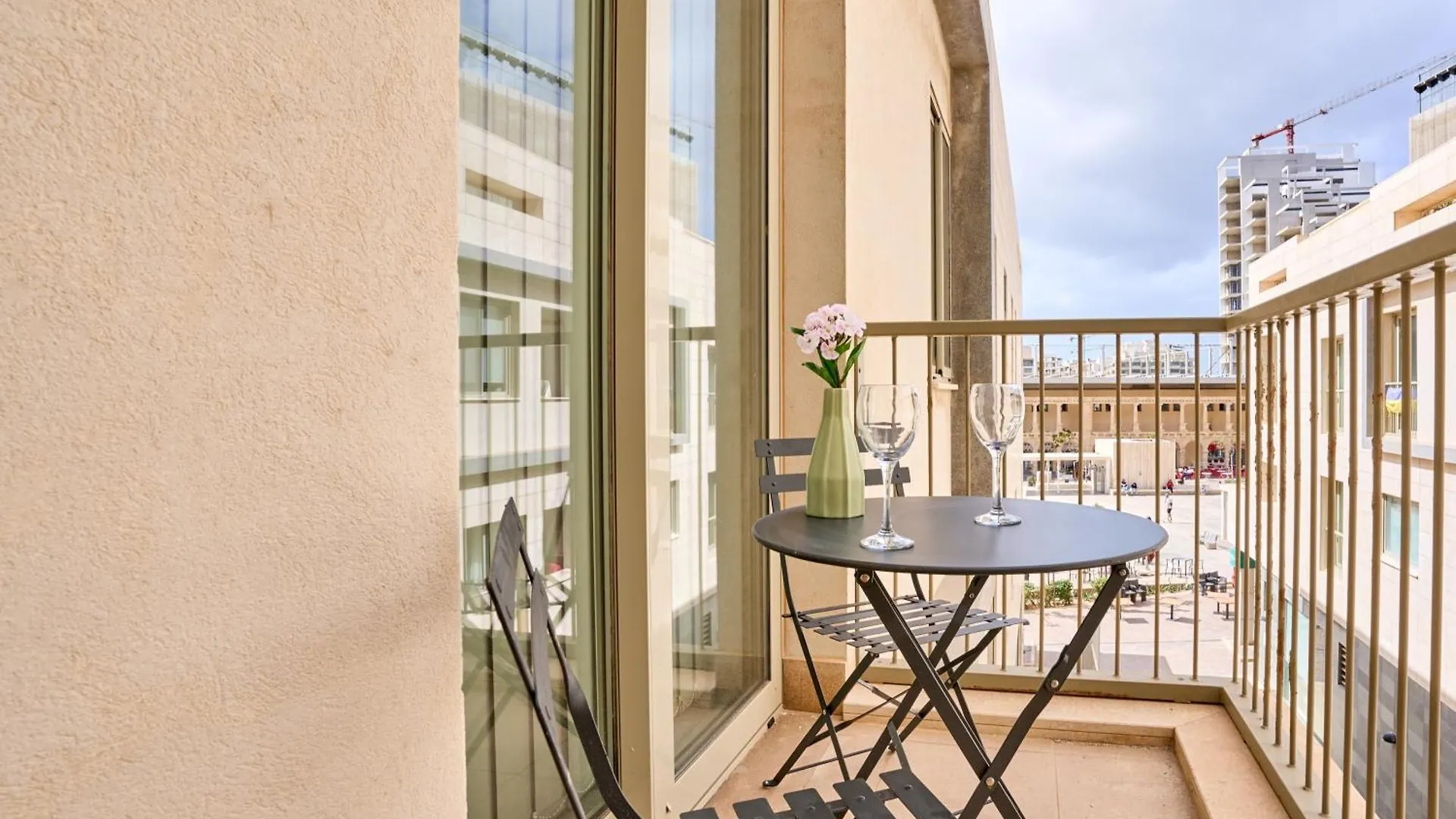 Stylish Apartment In Tigne Point Sliema