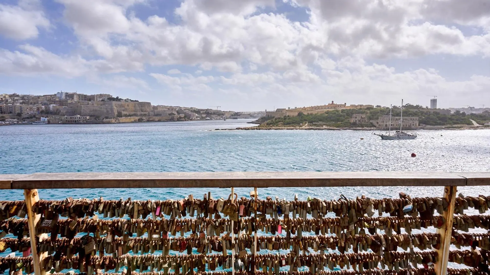 Stylish Apartment In Tigne Point Sliema
