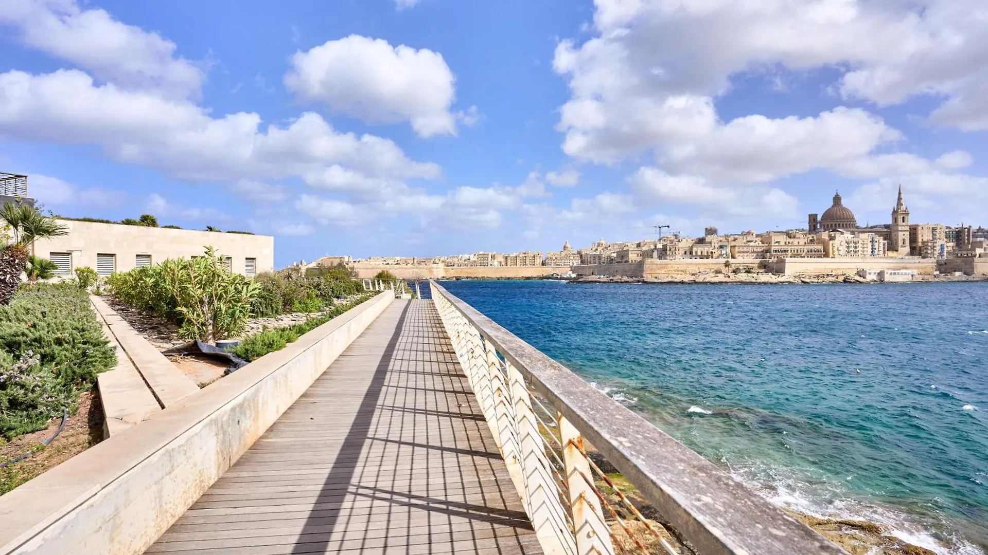 Stylish Apartment In Tigne Point Sliema